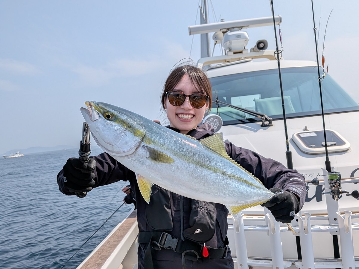 A yellowtail caught on Osaka Bay, held on deck